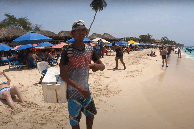 how to deal with the vendors in playa blanca cartagena